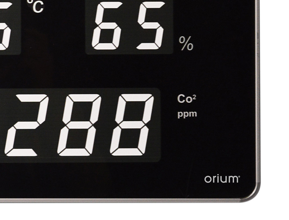 RELOJ ORIUM CEP CON MEDIDOR DE CO2 PANTALLA LED ALARMA PERSONALIZABLE Y SENSOR DE INFRARROJOS 400X360X40 MM