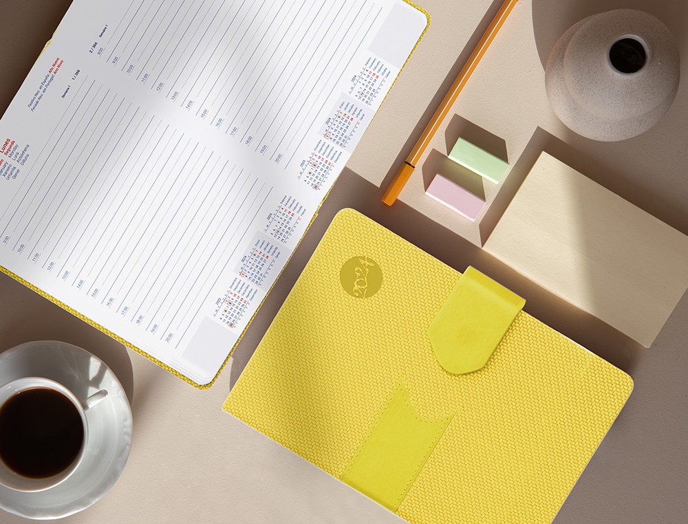 AGENDA ENCUADERNADA LIDERPAPEL LIDHOR 15X21 CM 2024 DIA PAGINA COLOR AMARILLO PAPEL 70 GR